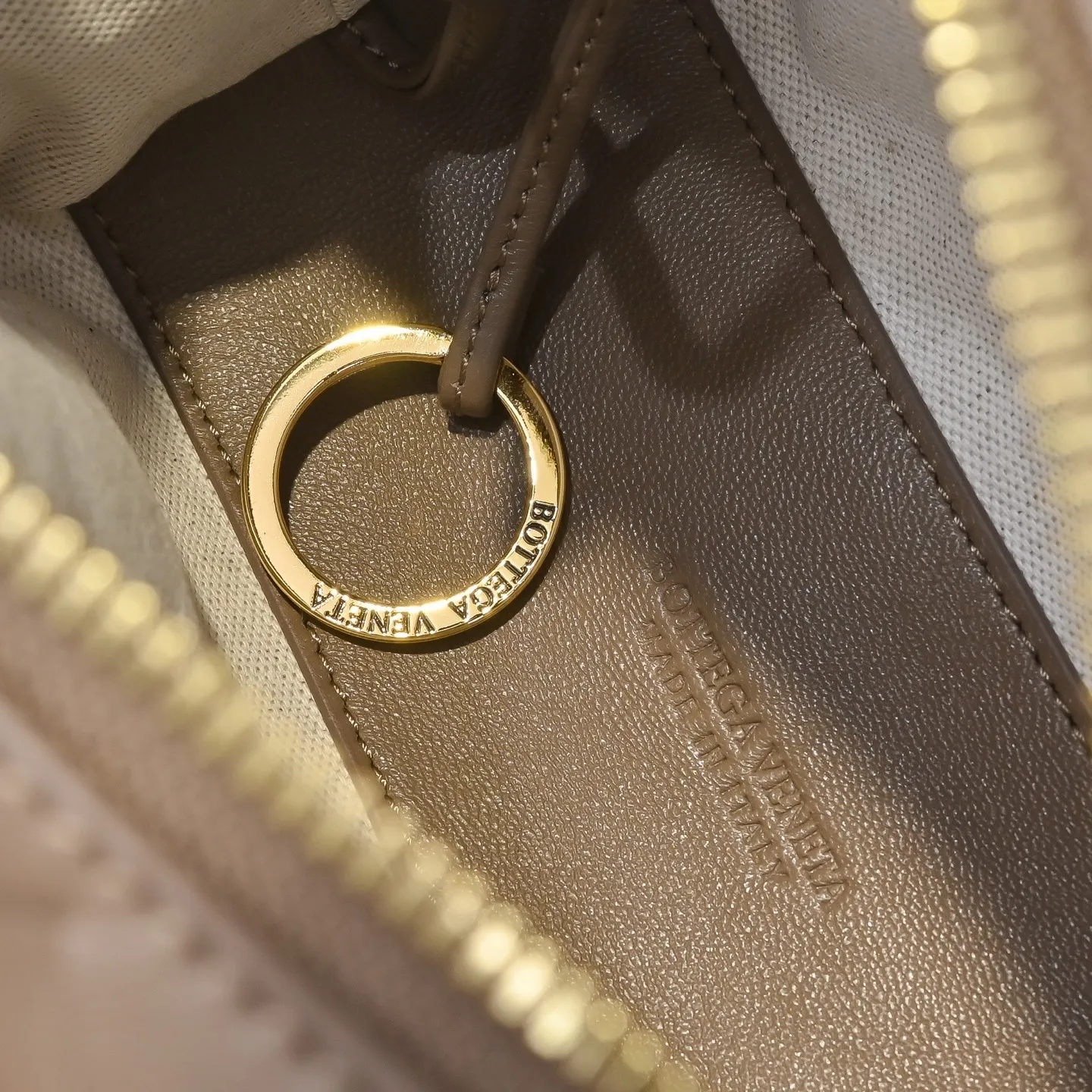 Batch 1360 BOTTEGA VENETA new loop is here! ! Many girls who like BV have owned the Loop bag. It has a simple appearance, classic weaving, and a compact and lightweight bag shape. This innovation continues the "camera bag" shape. Unlike the traditional Loop bag, which can only be worn as a crossbody bag, this innovation It can be carried by hand or cross-body, satisfying both the concave shape and daily needs. The oversized buckle can be folded and used as a handle. The sultry heat in summer ☀️ usually reduces people's desires. Having a lightweight bag will greatly enhance the happiness of traveling🫧 Style number: 6615 Size: 19*12*9cm